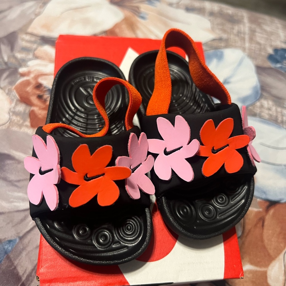 Nike Kawa
Baby/Toddler Slides
Size 6c like new